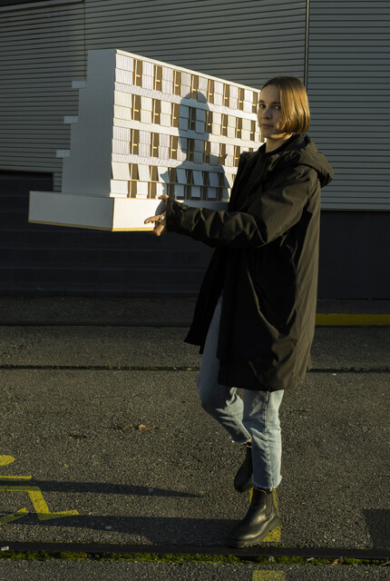 Vom schmucken Modell zum fixfertigen Suffizienzbau: Das Gebäude von Lütjens Padmanabhan ist gleichzeitig extrem preiswert, eingepasst in den Zwhatt-Kontext und architektonisch aufregend.