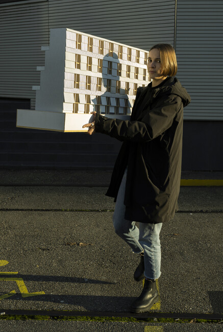 Vom schmucken Modell zum fixfertigen Suffizienzbau: Das Gebäude von Lütjens Padmanabhan ist gleichzeitig extrem preiswert, eingepasst in den Zwhatt-Kontext und architektonisch aufregend.