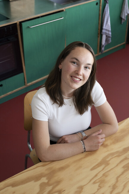 Sie kann sich vorstellen, noch einige Jahre zu bleiben: Architekturstudentin Mona Mathis in ihrer Küche.
