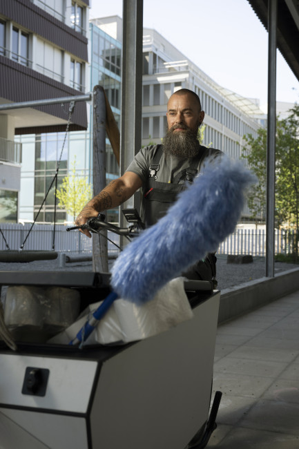 Kreuz und quer in Regensdorf unterwegs: Dario Huber, Leiter Hausdienst und Technik im Schulhaus Ruggenacher, mit seinem Lastenvelo.