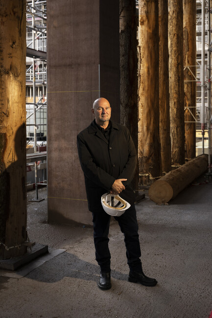 Holz als tragende Idee: Architekt Roger Boltshauser im Rohbau des Holzhochhauses.