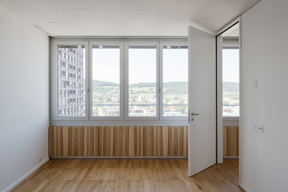 Ein bisschen mehr Wärme: Die Holzbrüstungen verleihen den Räumen eine wohnliche Atmosphäre.