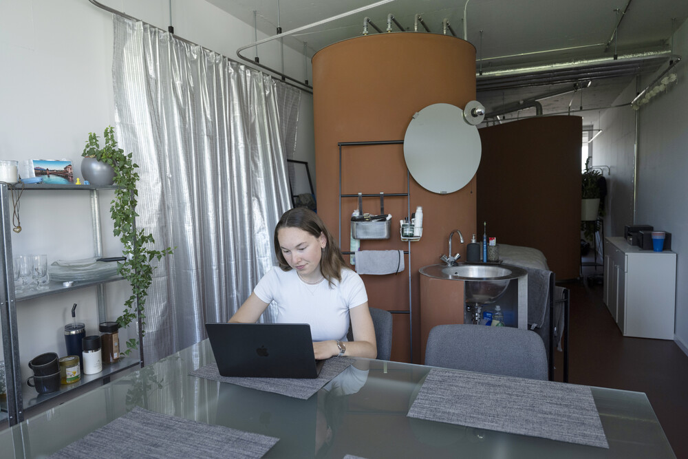 Wie man die Wohnung einteilt, ist jedem und jeder selbst überlassen: Mathis hat sich für einen Ess- und Arbeitstisch entschieden.