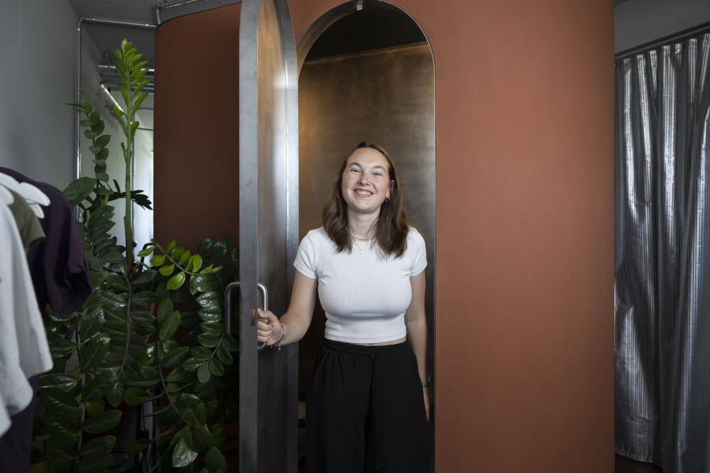 Glücklich in ihrem Tiny Studio: Mona Mathis in der Tür zu ihrer ungewöhnlichen Dusche.