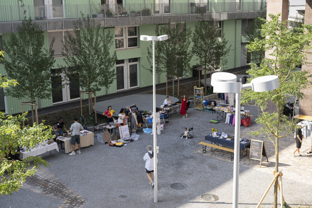 Das Quartier lebt: Die Bewohner:innen treffen sich zu Apéros, Lauftreffs und Flohmis.