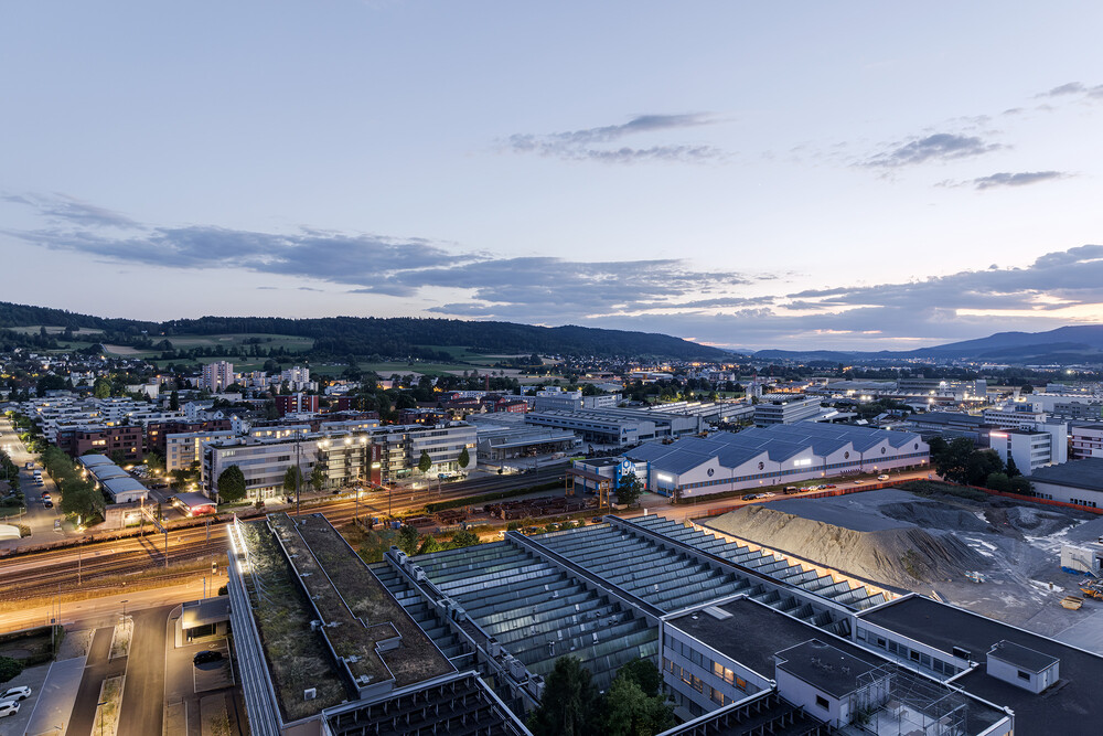 Wo Stadt und Land aufeinandertreffen: Abendlicher Blick über Regensdorf auf den Altberg.