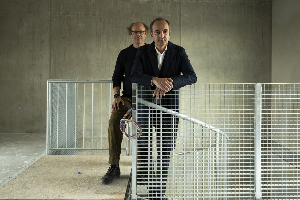 Das ist «ihr» Längsbau: Die Zürcher Architekten Oliver Lütjens (l.) und Thomas Padmanabhan.