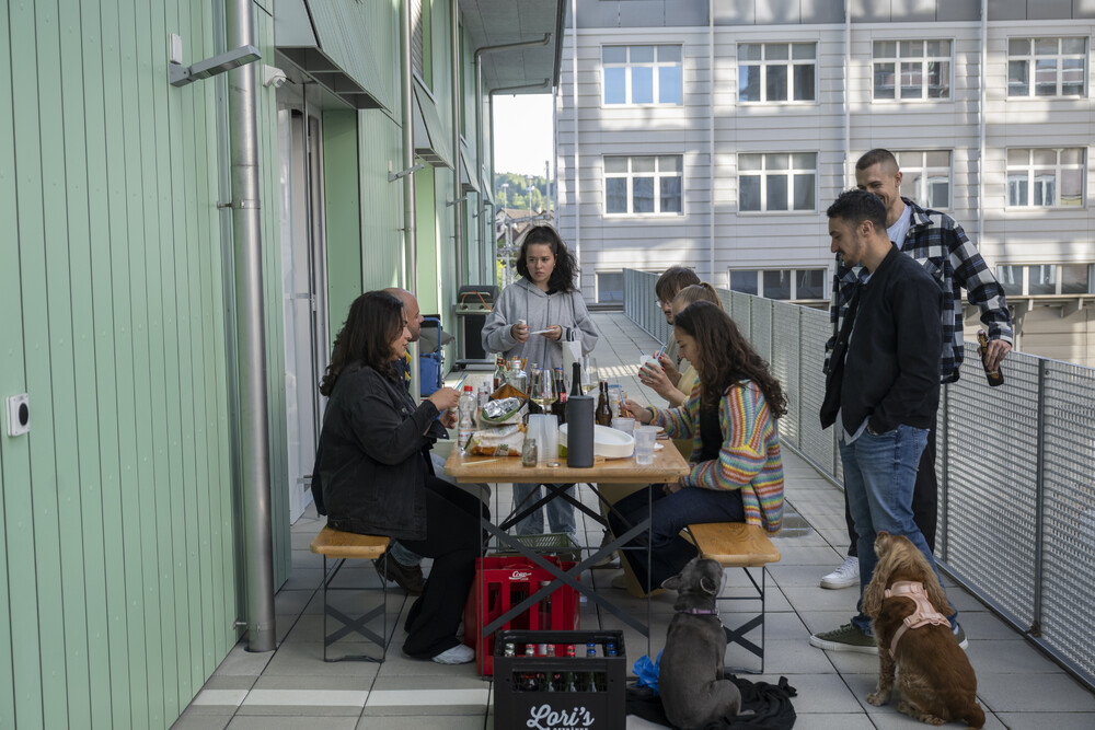 Austausch in ungezwungener Runde: Bewohner:innen des Längsbaus beim Nachbarschaftstreffen.