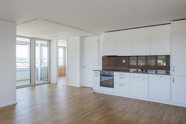 Form und Funktion: Hochwertiger Eichenparkettboden in den Wohnküchen, die mit Electrolux-Geräten ausgestattet sind.