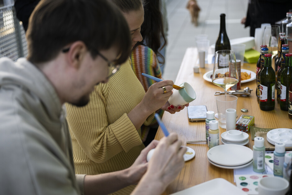Temporär umfunktioniert: Aus der langen Passage zwischen den Wohnung wird eine Keramikwerkstatt.